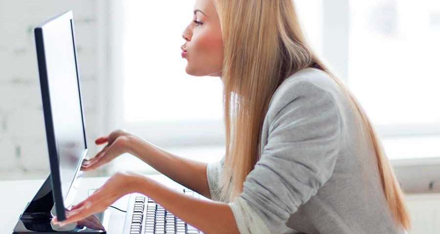 Mogli che flirtano online